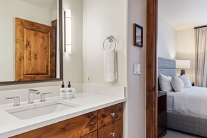 Sèche-cheveux, serviettes fournies