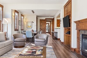 Télévision, cheminée