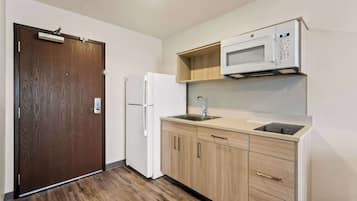 Laptop workspace, iron/ironing board, free WiFi, bed sheets
