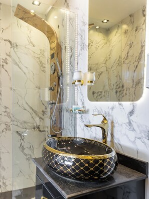 Luxury Jacuzzi Pyramids View Suite | Bathroom | Hair dryer, bathrobes, bidet, towels - Shiny Pyramids Boutique Hotel (Giza)