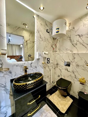 Luxury Suite, Desert view | Bathroom | Hair dryer, towels, soap, shampoo - Shiny Pyramids Boutique Hotel (Giza)