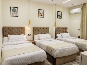 Luxury Triple Room | Minibar, desk, free WiFi - Shiny Pyramids Boutique Hotel (Giza)