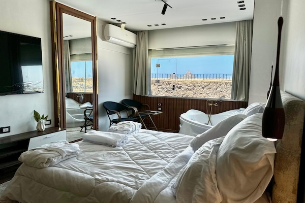 Luxury Jacuzzi Pyramids View Suite | Desk, free WiFi