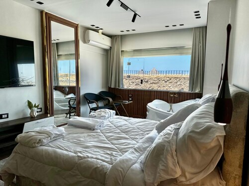 Shiny Pyramids Boutique Hotel