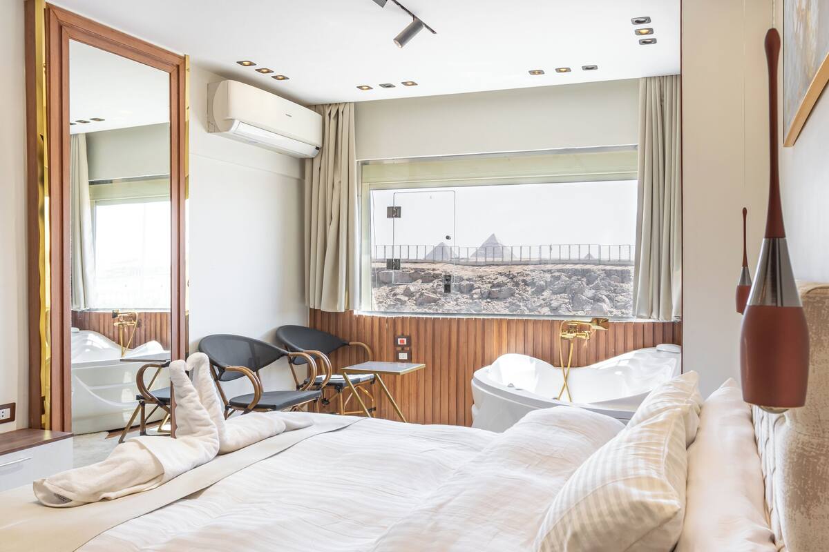 Luxury Jacuzzi Pyramids View Suite | Desk, free WiFi