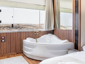 Luxury Jacuzzi Pyramids View Suite | Private spa tub - Shiny Pyramids Boutique Hotel (Giza)