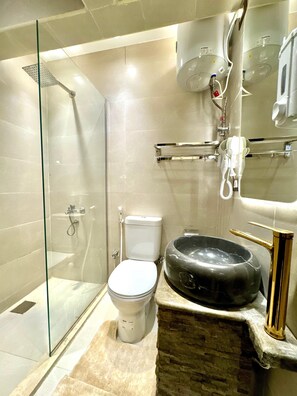 Deluxe Double Room | Bathroom | Hair dryer, towels, soap, shampoo - Shiny Pyramids Boutique Hotel (Giza)