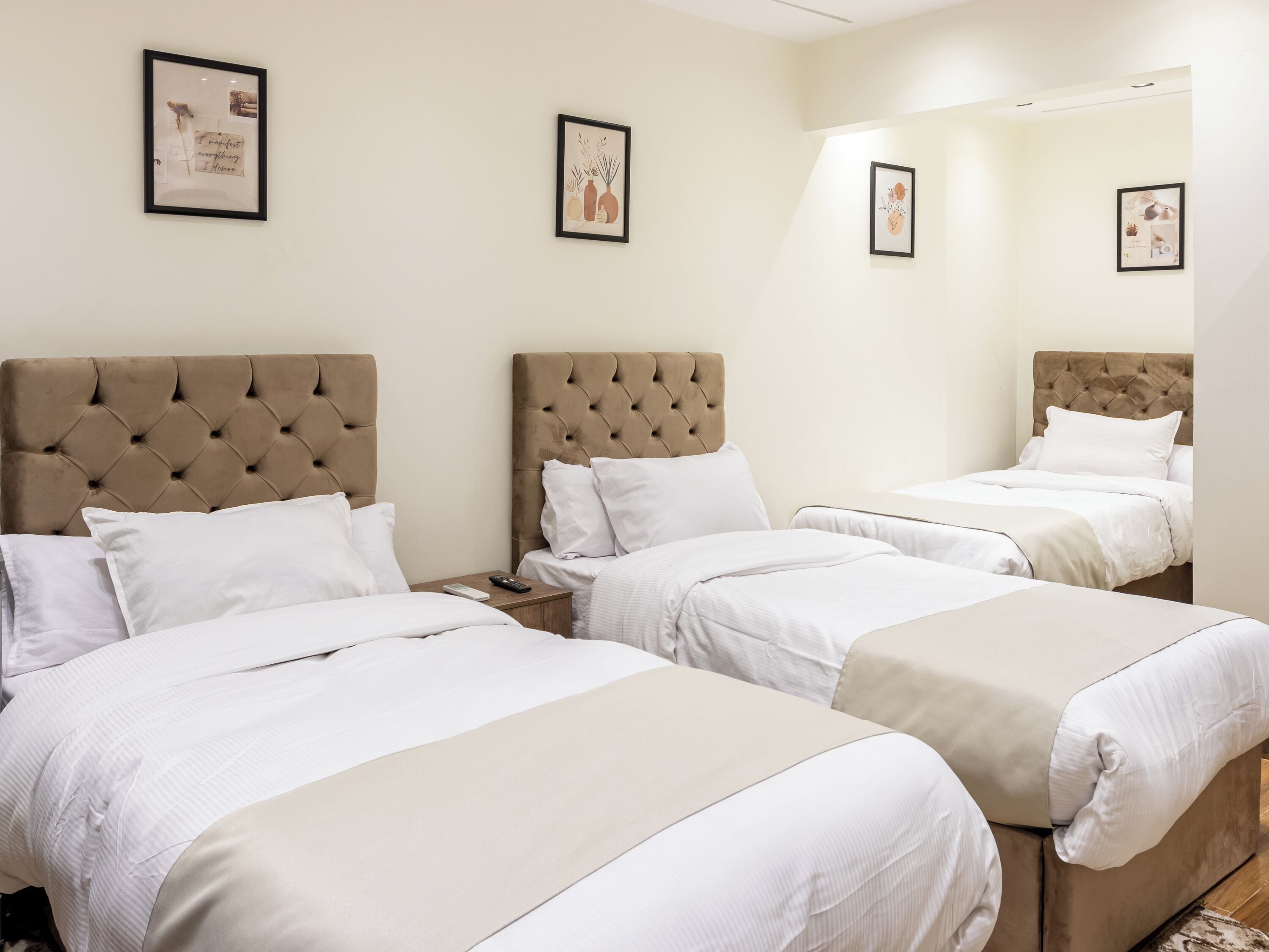 Luxury Triple Room | Desk, free WiFi