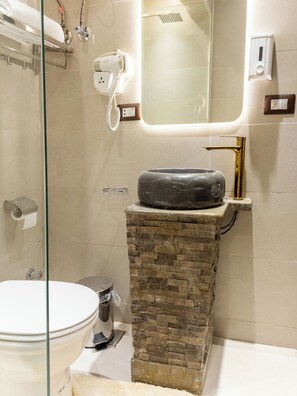 Hair dryer, bathrobes, bidet, towels - Shiny Pyramids Boutique Hotel (Giza)