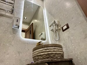 Deluxe Twin Room | Bathroom - Shiny Pyramids Boutique Hotel (Giza)