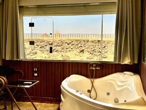Luxury Suite, Desert view | Private spa tub - Shiny Pyramids Boutique Hotel (Giza)