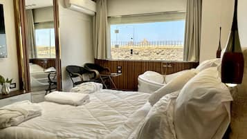 Luxury Jacuzzi Pyramids View Suite | 1 bedroom, desk, free WiFi