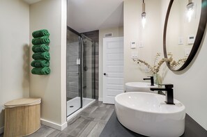 Dusche, Haartrockner, Handtücher, Seife