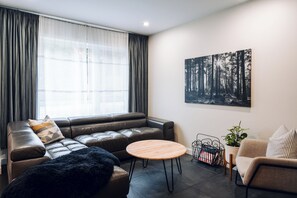 TV connectée, cheminée, baby-foot, livres