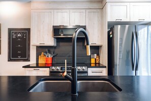 Refrigerador, microondas, horno, placa de cocina