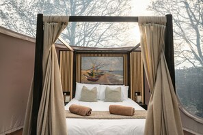 Chalet rustique luxueux, vue sur le jardin | Vue de la chambre