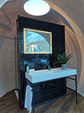 ラグジュアリー キャビン ガーデンビュー | バスルーム | バスローブ、タオル、石鹸、シャンプー