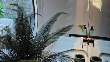 Cabaña de lujo, vista al jardín | Lavabo en el baño