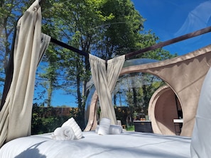 Cabana superluxo, vista para o jardim | 1 quarto, cortinas blackout