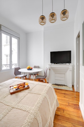 40-inch Smart TV with satellite channels - Charming 1BR near Notre Dame (Paris)