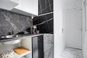 Coffee/tea maker, electric kettle, high chair - Charming 1BR near Notre Dame (Paris)
