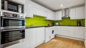 City Apartment, Non Smoking, Kitchen | Private kitchen | Coffee/tea maker, electric kettle