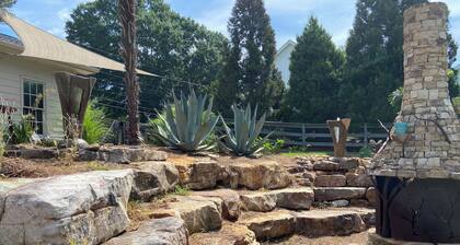 Cozy 1-bedroom apartment in charming Roswell with pool