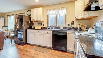 Fridge, microwave, stovetop, dishwasher