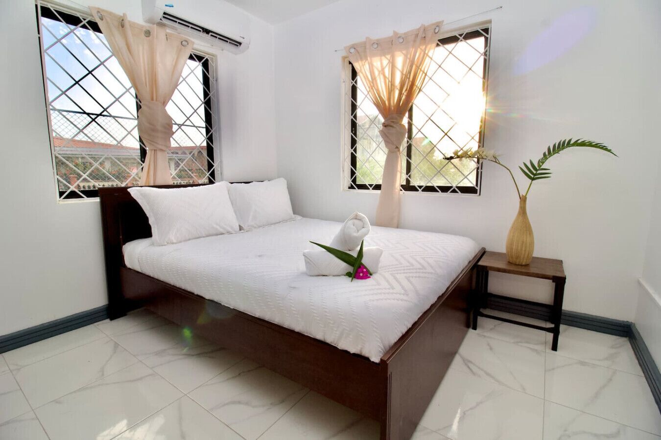 Een bureau, een strijkplank/strijkijzer, wifi