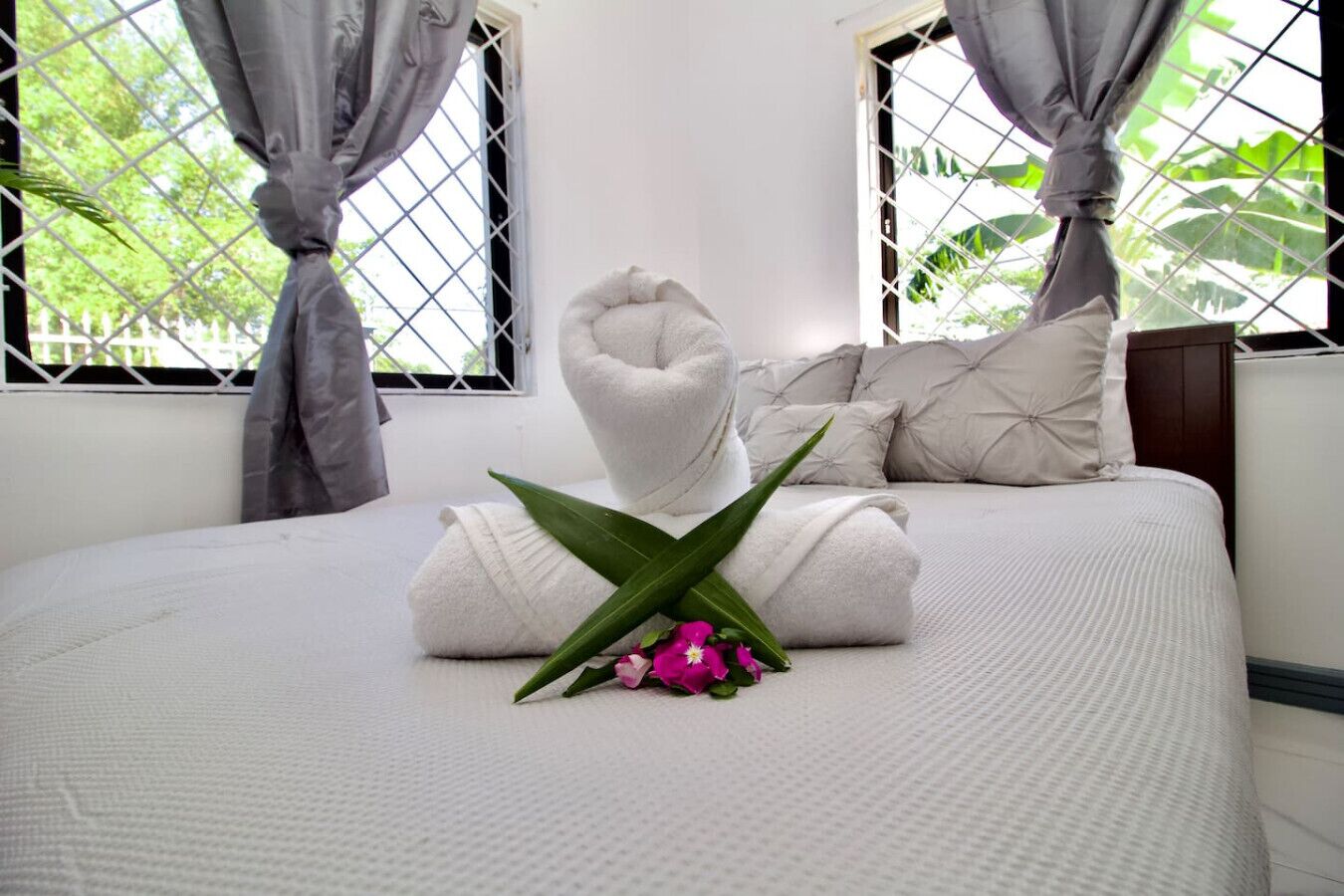 Een bureau, een strijkplank/strijkijzer, wifi