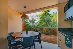 屋外ダイニングエリア