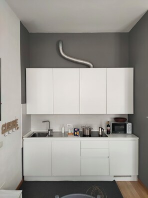 Kühlschrank, Mikrowelle, Herdplatte, Geschirrspüler