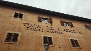 A building with the sign "TEATRO DELLA PERCOLA TEATRO MASSIMO". - "AL PALAZZO" - Pergola Suite - 500m from the Duomo (firenze)