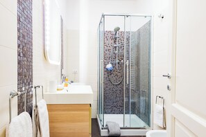 Douche, sèche-cheveux, bidet, serviettes fournies