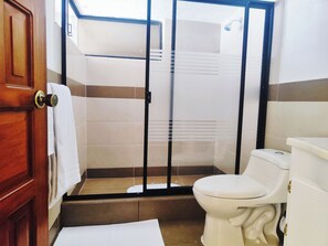 Douche, serviettes fournies, shampoing, papier toilette