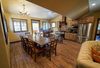 Charming 2-bedroom hotel suite with WiFi, AC in serene West Glacier