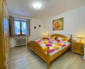 2 bedrooms, in-room safe, iron/ironing board, travel crib - 4-star apartment "Loisach", center of Garmisch with mountain view and balcony (Garmisch-Partenkirchen)