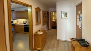 Ein Flur mit Holzausstattung, einem Spiegel und einem Schreibtisch mit Telefon.