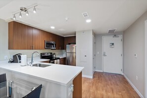 Grand réfrigérateur, micro-ondes, four, plaque de cuisson