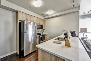 Full-sized fridge, microwave, oven, stovetop