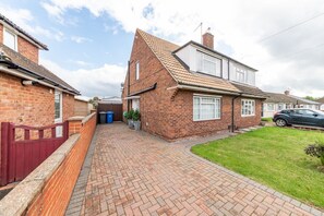 Exterior - Family Home, beautiful view of Windsor Castle, 5 minute walk to shops and River (Eton Wick)