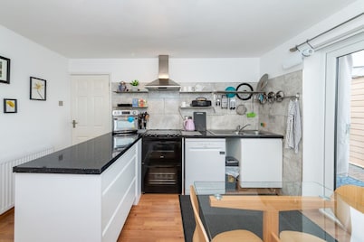 Family Home, beautiful view of Windsor Castle, 5 minute walk to shops and River