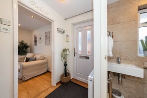 Hair dryer, towels, soap, toilet paper - Family Home, beautiful view of Windsor Castle, 5 minute walk to shops and River (Eton Wick)