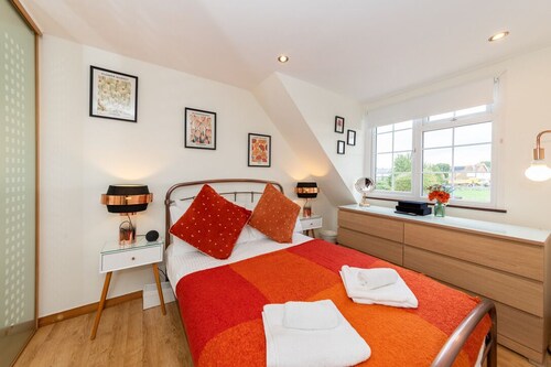 Family Home, beautiful view of Windsor Castle, 5 minute walk to shops and River