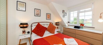 Family Home, beautiful view of Windsor Castle, 5 minute walk to shops and River