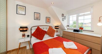 Family Home, beautiful view of Windsor Castle, 5 minute walk to shops and River