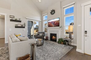 TV connectée, cheminée, livres, espaces bureaux