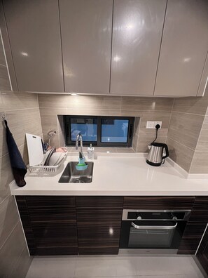 Fridge, oven, stovetop, electric kettle