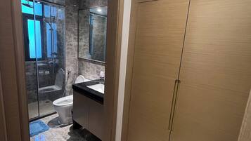 Doccia, asciugacapelli, bidet, asciugamani