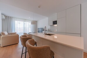 Kühlschrank, Mikrowelle, Ofen, Geschirrspüler
